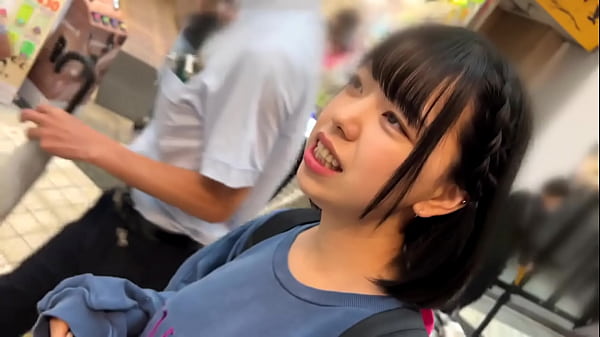 Parte 1 Kotono-chan [Traição secreta de sexo cru com um amigo sexual JD inocente que trabalha meio período] Um encontro de traição com um JD de seios grandes que tem namorada, mas tem um sorriso fofo/Enquanto esfrega o pau no rosto dela, " O pau do meu em