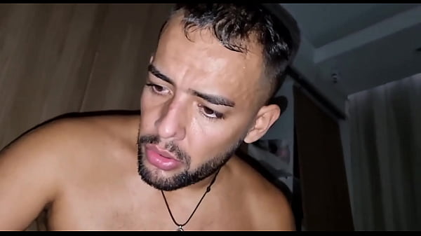 FLAGROU O MARIDO SENDO PASSIVO PARA OUTRO MACHO E COMEU O CU DOS DOIS – FULL RED