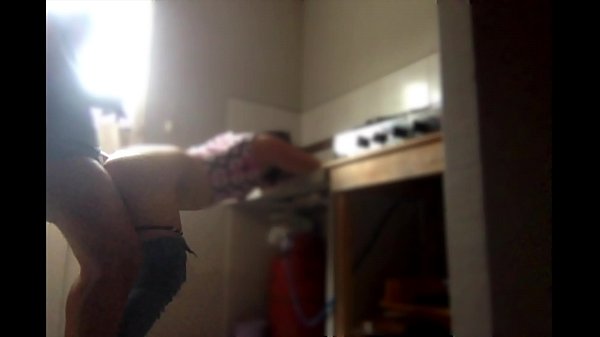 Mi hermanastra disfruta cocinar mientras le meto la pinga y acabo en su boca