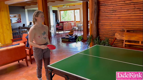 Jogo de Strip Pong Pelado Com Primo Em Férias