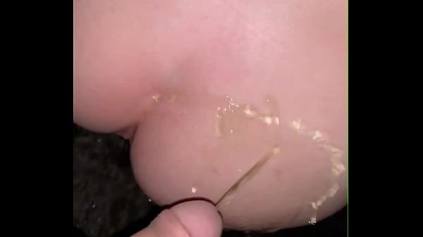 Ops, fazendo xixi em Miami Beach. Ele mijou na minha bunda e na buceta que eu esguicho