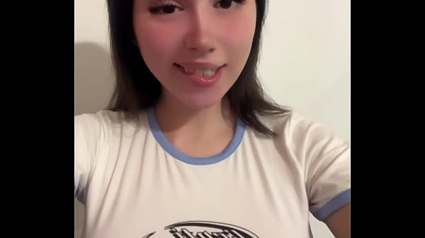 19 éves lány nagy cicijeit írd le két szóban