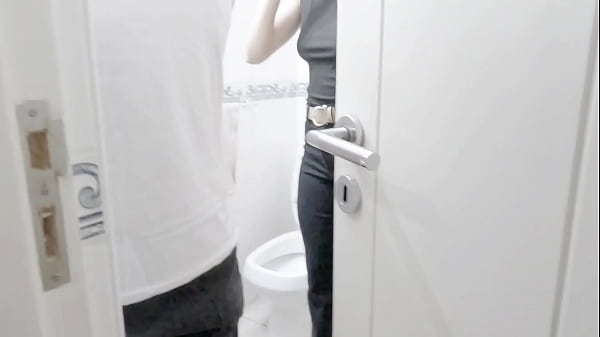 Salir a tomar algo con amigos termina en sexo. Parte 1