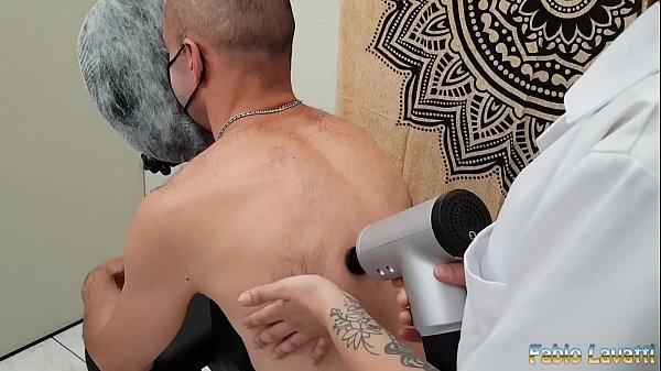 Provando a quick massage e gozando gostoso nas quatro mãos