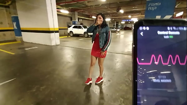 Martinasmith squirting at the Mall parking lot