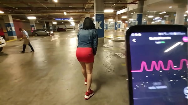 Martinasmith squirting at the Mall parking lot