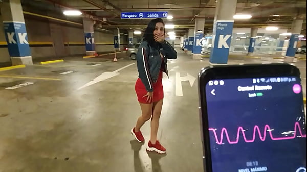 Martinasmith squirting at the Mall parking lot