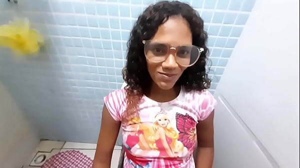 Minha pequena e tímida enteada no banheiro - teen