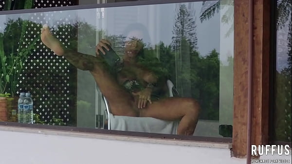 Espionando a vizinha vadia se masturbando na varanda