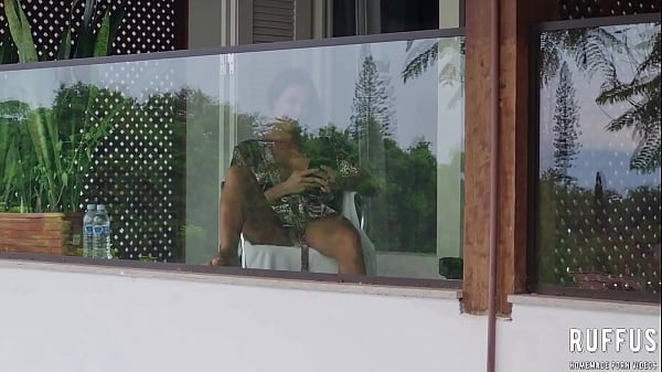Espionando a vizinha vadia se masturbando na varanda