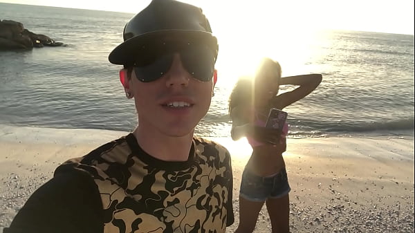 Aiden e a astronauta na praia