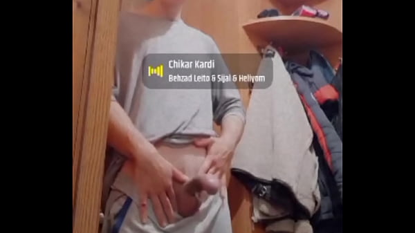 Nagy farkú fiú háromszori élvezete különös tárgyakkal