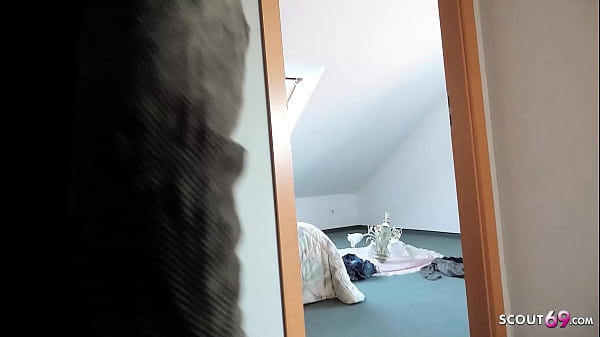 Alter Cuckold Ehemann erwischt junge Frau Lia Louise beim ficken und muss zusehen