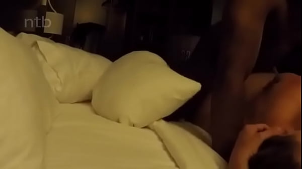 MARIDO COMPARTILHANDO ESPOSA COM NEGAO (Hot cuckold couple threesome with BBC lover Cuckold)