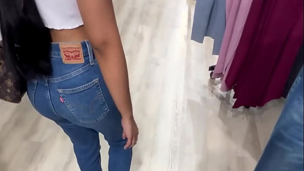 Vou às compras com minha melhor amiga peituda e acabamos transando
