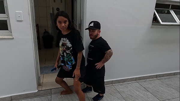 Pitoco chegou junto da ninfeta e quer meter o ferro