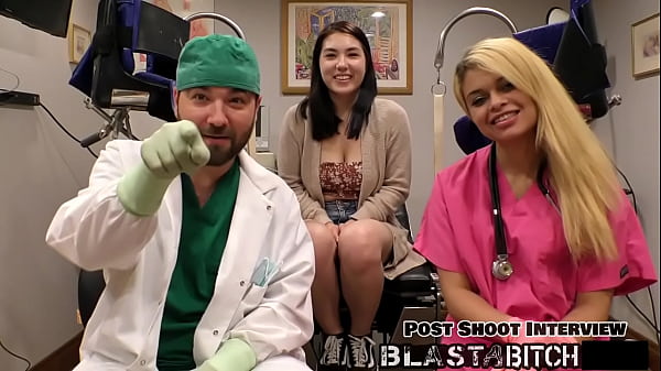 A buceta da Mina Moon é explodida com esperma