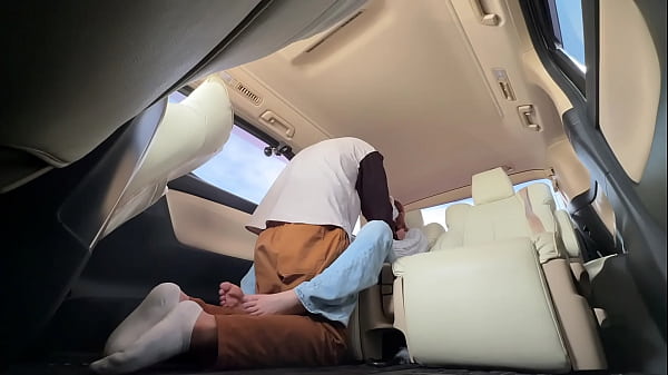 車でフェラ抜きする変態人妻