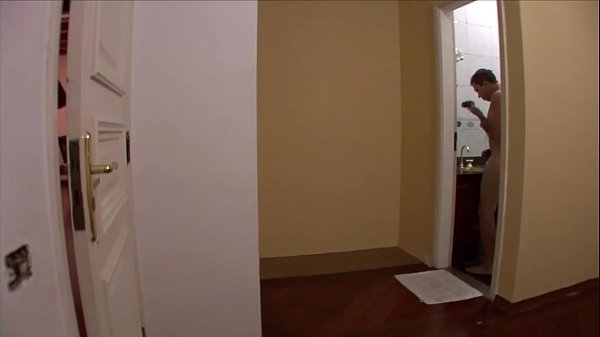 Marido machão deixou o amigo desempregado passar uns dias em casa. Você não vai acreditar no que aconteceu.
