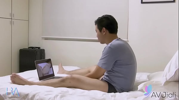 Naughty girl and co-worker Huang Ying ends up fucking her colleague during quarantine