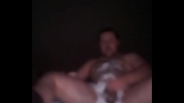 Orosz meleg férfi hófürdőzés közben