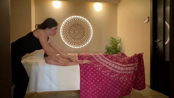 Dögös milf masszőr forró olajjal kényezteti a férfit