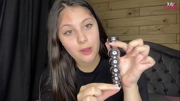 Novinha tem cuzinho arrombado por vários plugs anais – July Garcia