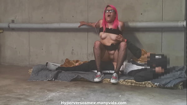 Sexo extremo en la calle follando con un Homeless Daniela Hot/Hyperversos
