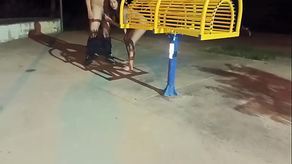 Olha essa puta safada dando no meio da praça em publico