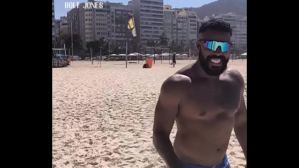 Moreno tatuado muda seu corpo para fazer sucesso no xvideos no rio de janeiro, Copacabana no show da lady gaga ele fez sucesso.