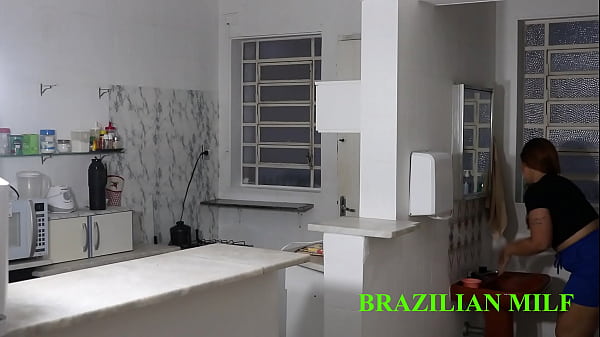 Padrasto pauzudo fode a enteada na cozinha sem camisinha (VIDEO COMPLETO NO RED/SHEER)