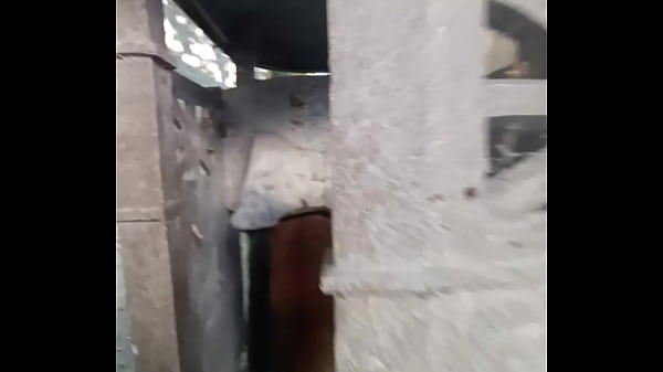 faccio pipi all'aperto in un bagno medievale