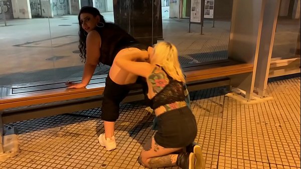Amigas Aprontando no centro da cidade em público, a Rabuda e a Peituda gozaram na oliveira lima gostoso. - Manddy May