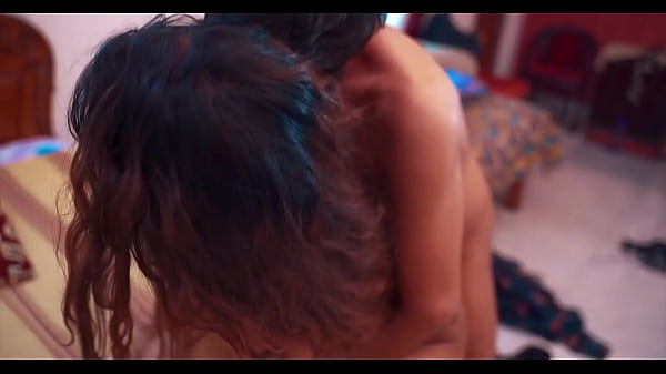 Romácska dagadt mellekkel spriccelve élvez el a fiatal férfi kúrja közben