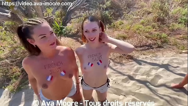 Deux jeunes salopes françaises sucent des inconnus sur la plage naturiste du Cap d'Agde