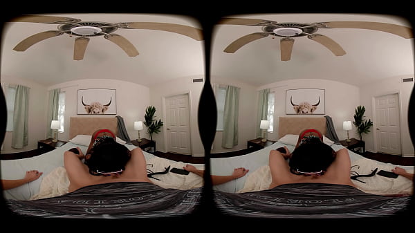 FORBVR - Sua madrasta encontra uma foto dela nua no seu celular e fica excitada!