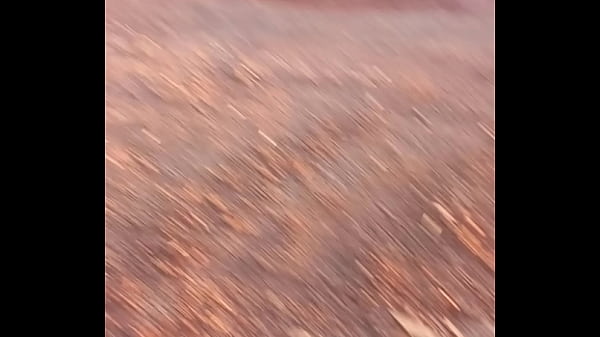 Israelense foi flagrada andando de bicicleta pelada no interior do Brasil danu sua bunda