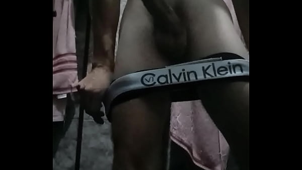 Colocando a piroca pra fora