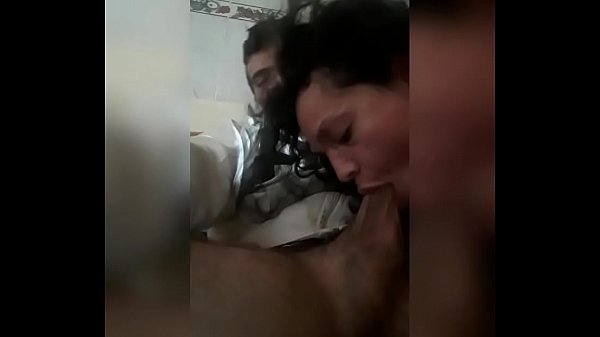 Chico recibe una leccion de como es una buena Mamada