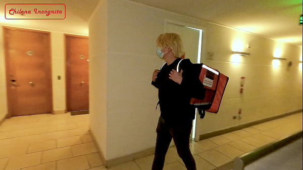 Repartidor de Pizza es follado por ama de casa desesperada de salsa de semen