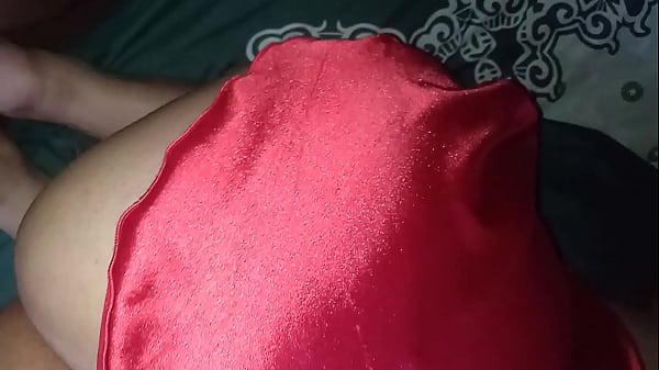 Le subo vestido, aún lado la tanga y adentro mi verga