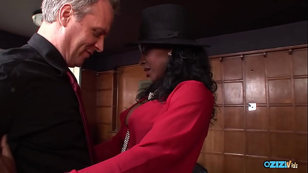 Ebony secretary gets a raise after fucking with her white boss