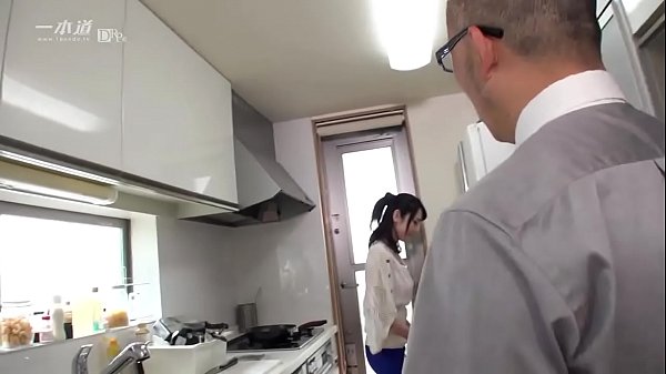 ご主人の居ない昼時にお家に上がりこんで、人妻オマンコを頂いてしまおうという企画「突撃！隣のマンご飯！」が復活！！！ 1