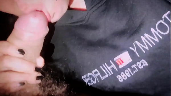 Jovem meia-irmã me dá o melhor boquete de galo já dado ao meu meio-irmão e depois coloca seu pau em sua vagina estreita, verdadeiro sexo amador caseiro.