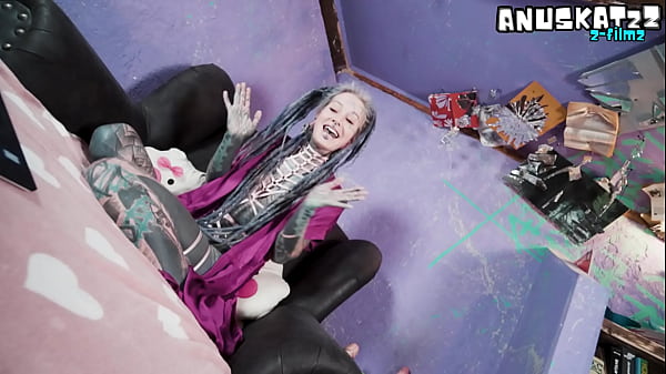 Tetovált lány anális játékokkal élőben