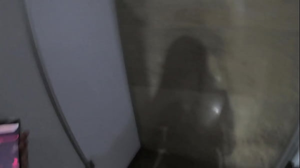 Sara Blonde caminando por el centro comercial en Bucaramanga con el lovense lush activado