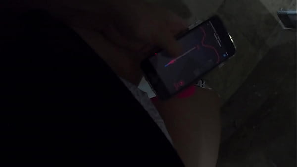 Sara Blonde caminando por el centro comercial en Bucaramanga con el lovense lush activado