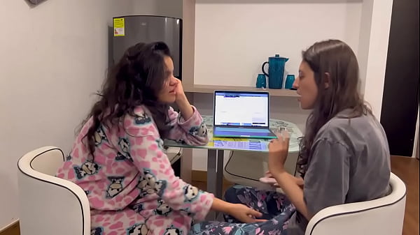 Me tocó la vagina mi amiga en casa de sus padres