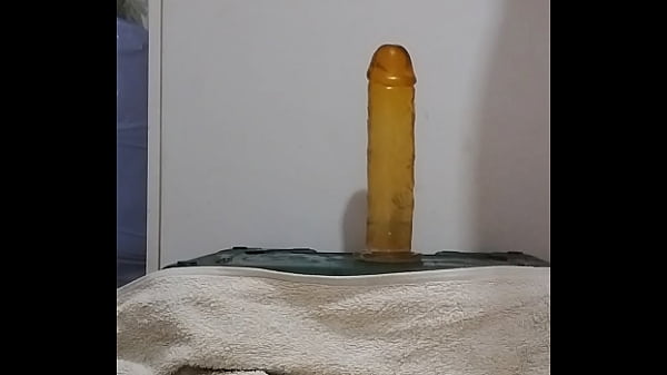 Hetero cachondo se folla el culito apretado con su gran consolador