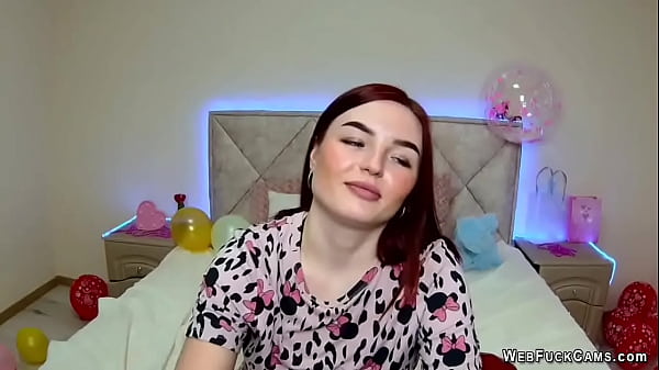 Gata ruiva fofa conversa em show solo ao vivo na webcam